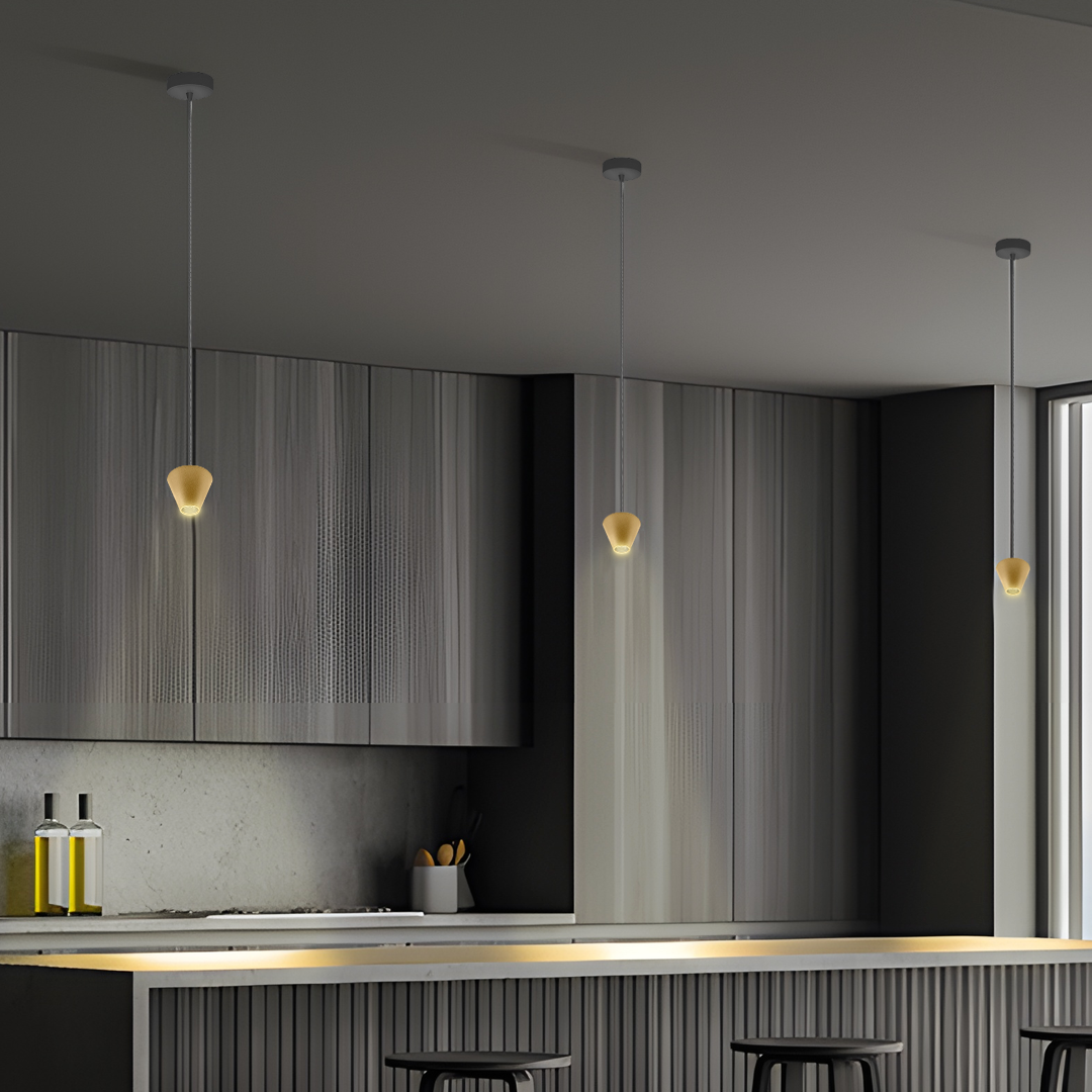 lampara-colgante-color-oro-minimalista-ILUEUR41WWG-luminario-en-ambiente-ilumileds