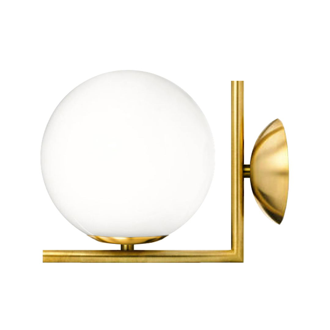 Lámpara arbotante de esfera de metal con cristal opalino en acabado negro y oro.